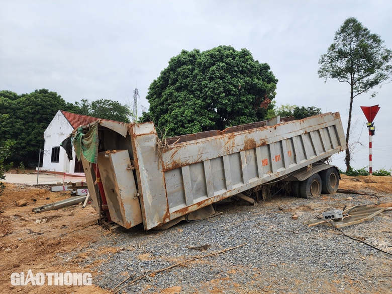 Trụ cầu Phong Ch&acirc;u lộ r&otilde; sau khi nước s&ocirc;ng Hồng r&uacute;t- Ảnh 14.