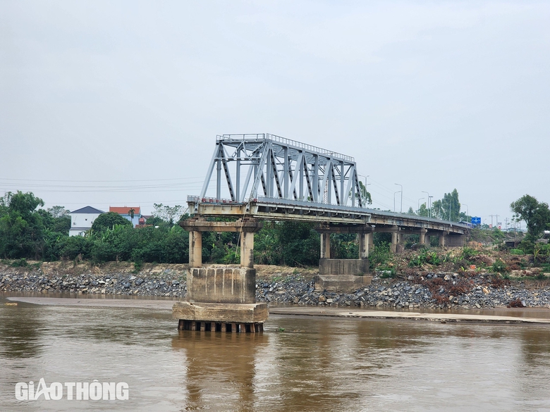 Trụ cầu Phong Ch&acirc;u lộ r&otilde; sau khi nước s&ocirc;ng Hồng r&uacute;t- Ảnh 1.