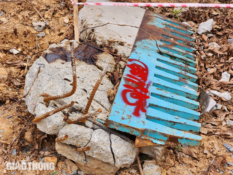 Trụ cầu Phong Ch&acirc;u lộ r&otilde; sau khi nước s&ocirc;ng Hồng r&uacute;t- Ảnh 9.