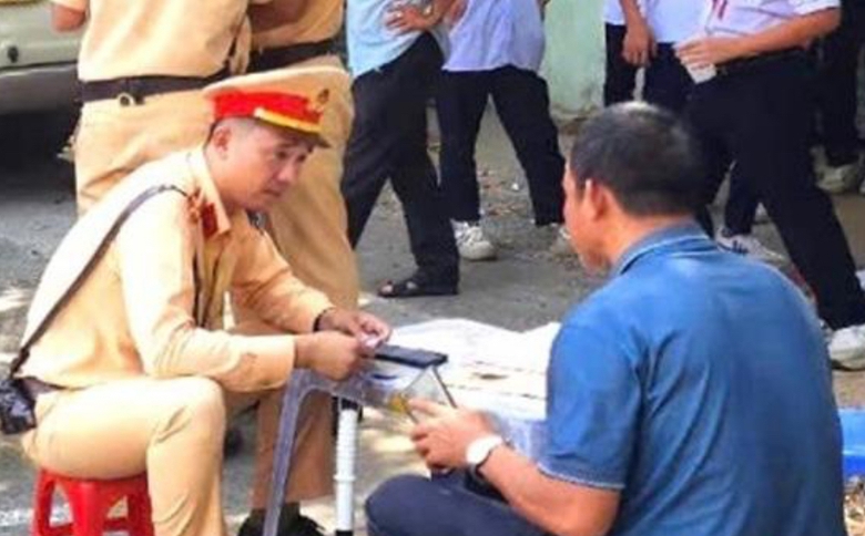 Ph&aacute;t hiện người đ&agrave;n &ocirc;ng kh&ocirc;ng bằng l&aacute;i vẫn h&agrave;nh nghề t&agrave;i xế đưa đ&oacute;n học sinh- Ảnh 1.
