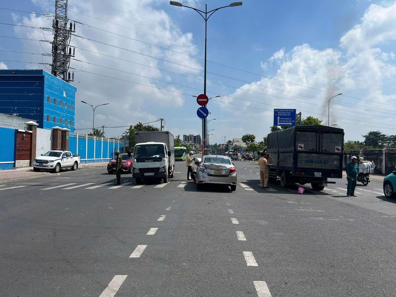 &Ocirc; t&ocirc; c&ocirc;ng nghệ chờ quay đầu bị hai xe tải t&ocirc;ng li&ecirc;n tiếp- Ảnh 2.