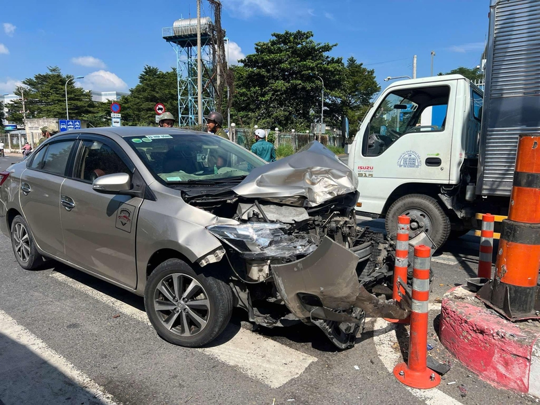 &Ocirc; t&ocirc; c&ocirc;ng nghệ chờ quay đầu bị hai xe tải t&ocirc;ng li&ecirc;n tiếp- Ảnh 1.