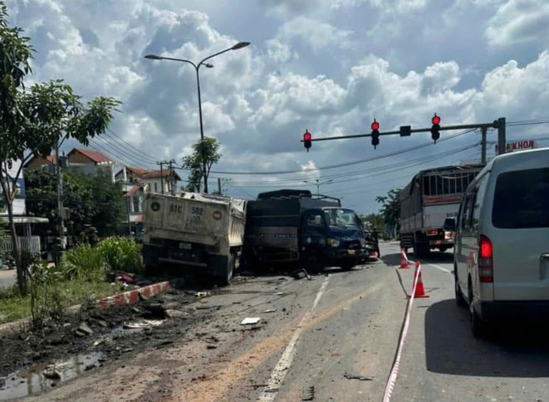 Xe ben t&ocirc;ng h&agrave;ng loạt xe chờ đ&egrave;n đỏ, một người chết- Ảnh 1.