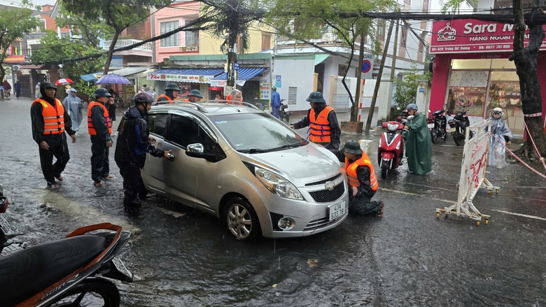 Đường phố Đ&agrave; Nẵng th&agrave;nh s&ocirc;ng sau mưa lớn, &ocirc; t&ocirc; chết m&aacute;y nằm la liệt- Ảnh 7.