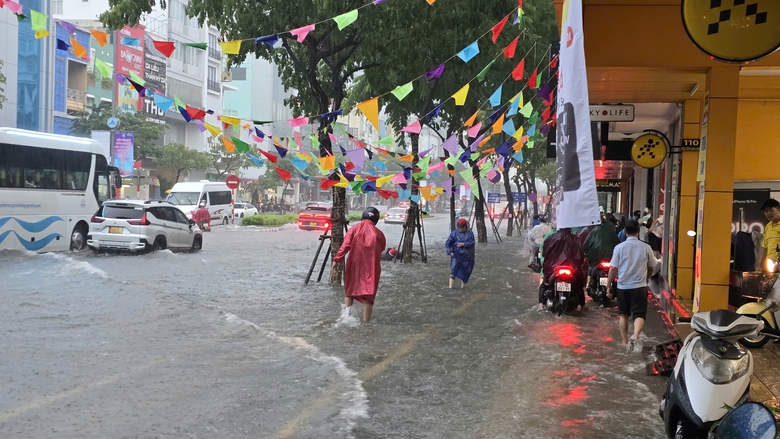Đường phố Đ&agrave; Nẵng th&agrave;nh s&ocirc;ng sau mưa lớn, &ocirc; t&ocirc; chết m&aacute;y nằm la liệt- Ảnh 2.