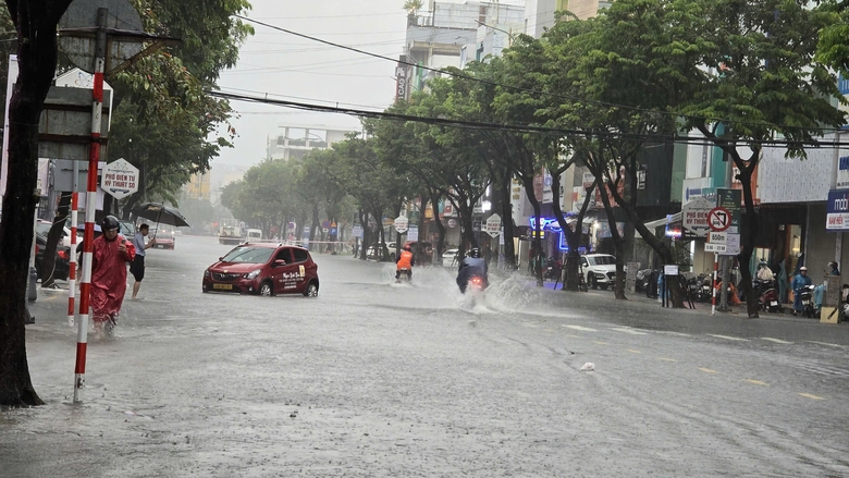 Đường phố Đ&agrave; Nẵng th&agrave;nh s&ocirc;ng sau mưa lớn, &ocirc; t&ocirc; chết m&aacute;y nằm la liệt- Ảnh 1.