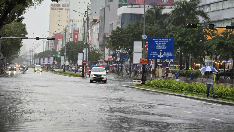Đường phố Đ&agrave; Nẵng th&agrave;nh s&ocirc;ng sau mưa lớn, &ocirc; t&ocirc; chết m&aacute;y nằm la liệt- Ảnh 6.