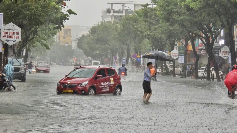 Đường phố Đ&agrave; Nẵng th&agrave;nh s&ocirc;ng sau mưa lớn, &ocirc; t&ocirc; chết m&aacute;y nằm la liệt- Ảnh 5.