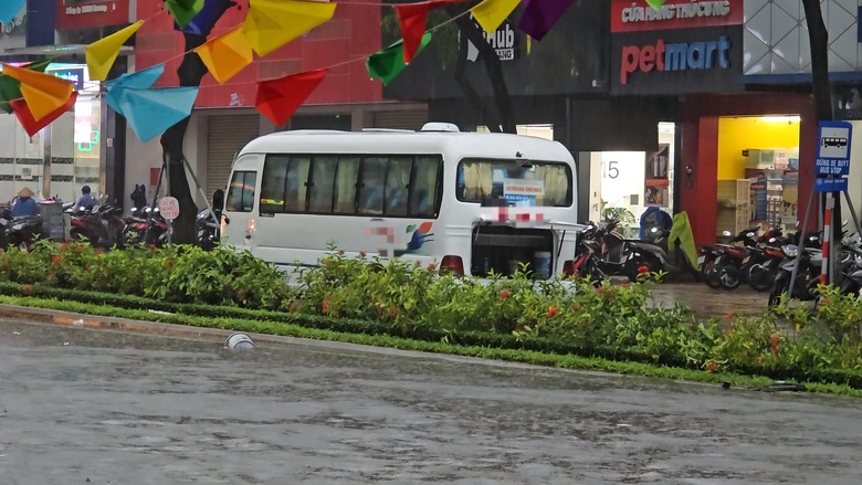 Đường phố Đ&agrave; Nẵng th&agrave;nh s&ocirc;ng sau mưa lớn, &ocirc; t&ocirc; chết m&aacute;y nằm la liệt- Ảnh 3.