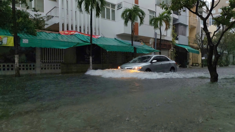 Đường phố Đ&agrave; Nẵng th&agrave;nh s&ocirc;ng sau mưa lớn, &ocirc; t&ocirc; chết m&aacute;y nằm la liệt- Ảnh 11.