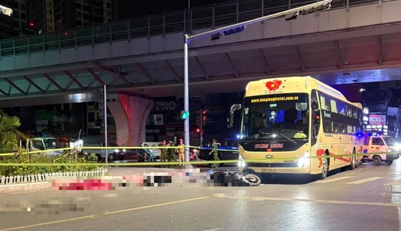 Hiện trường vụ tai nạn trên cầu Mai Động khiến 2 người thương vong. Hiện trường vụ tai nạn trên cầu Mai Động khiến 2 người thương vong.