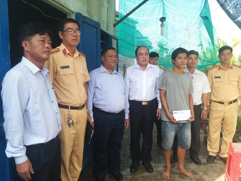 Long An: Thăm hỏi, tặng qu&agrave; 5 gia đ&igrave;nh c&oacute; người th&acirc;n do tai nạn giao th&ocirc;ng- Ảnh 1.
