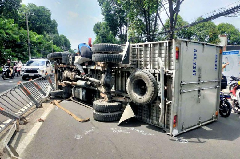 Hiện trường vụ lật xe tải trên đường Quang Trung, quận Gò Vấp. Hiện trường vụ lật xe tải trên đường Quang Trung, quận Gò Vấp.