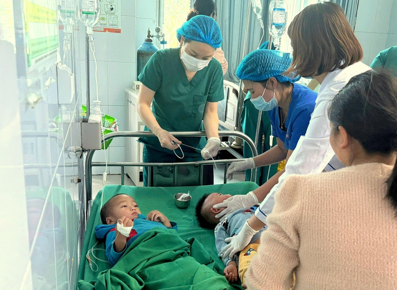 Lai Ch&acirc;u: Nguy&ecirc;n nh&acirc;n h&agrave;ng chục học sinh mầm non nghi ăn nhầm thuốc diệt chuột- Ảnh 1.