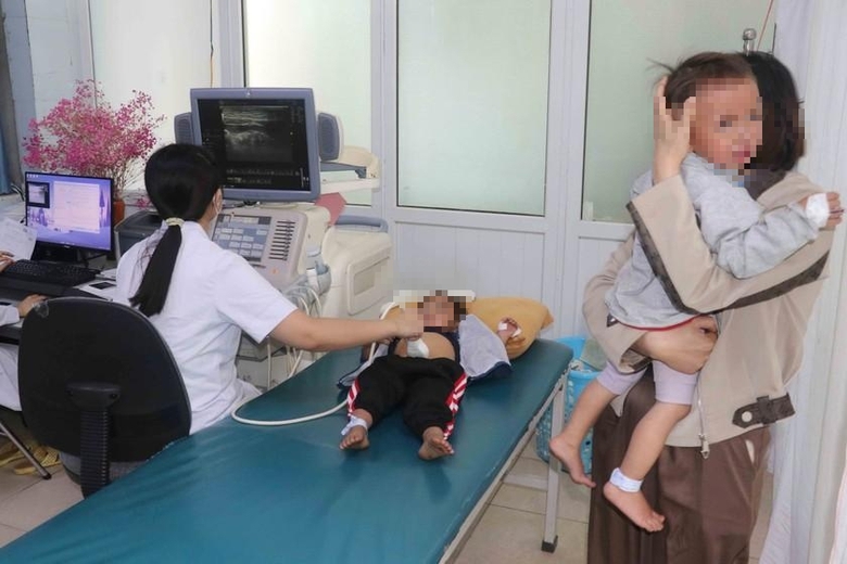 H&agrave;ng chục học sinh mầm non ở Lai Ch&acirc;u phải cấp cứu nghi ăn nhầm thuốc diệt chuột- Ảnh 1.