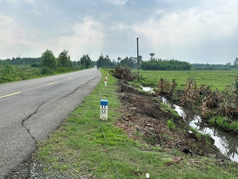 Tỉnh lộ ở Quảng Ng&atilde;i xuất hiện vết nứt bất thường k&eacute;o d&agrave;i 800m- Ảnh 1.