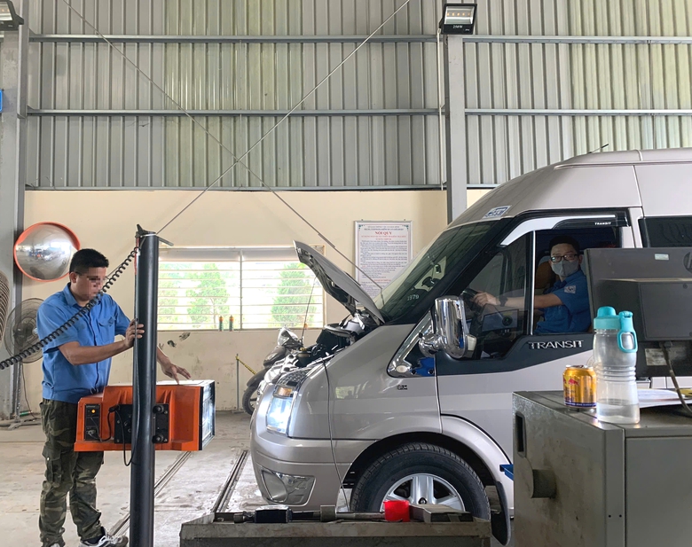 Trượt đăng kiểm v&igrave; m&agrave;u đ&egrave;n thay thế kh&ocirc;ng đ&uacute;ng quy định- Ảnh 1.