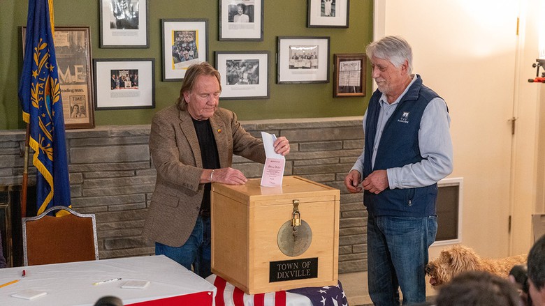 Khoảnh khắc kiểm phiếu "nín thở" tại thị trấn đầu tiên bầu Tổng thống Mỹ- Ảnh 1. Khoảnh khắc kiểm phiếu "nín thở" tại thị trấn đầu tiên bầu Tổng thống Mỹ- Ảnh 1.