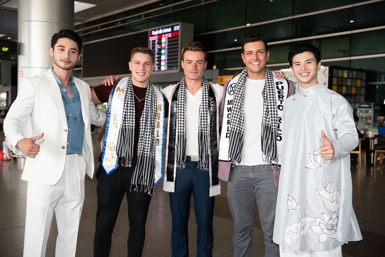 D&agrave;n nam vương điển trai đổ bộ về s&acirc;n bay T&acirc;n Sơn Nhất dự thi Mr World 2024- Ảnh 1.