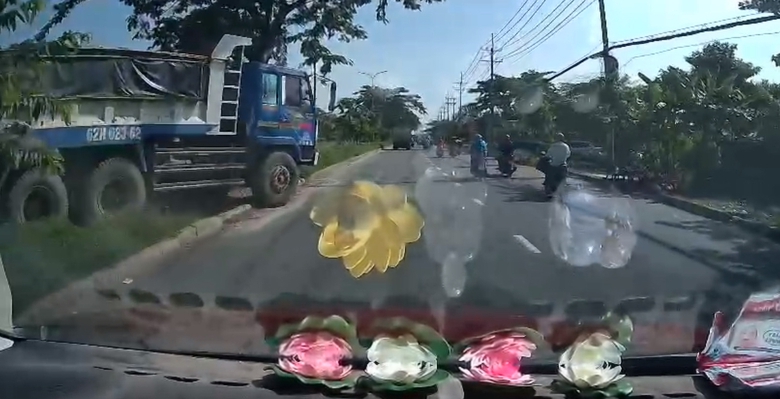 Phạt tiền, tước bằng l&aacute;i với t&agrave;i xế xe ben leo dải ph&acirc;n c&aacute;ch để qua đường- Ảnh 2.