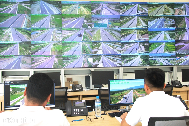 "Mắt thần" ph&aacute;t hiện nhiều trường hợp n&eacute;m đ&aacute; xuống cao tốc Cam L&acirc;m - Vĩnh Hảo- Ảnh 1.