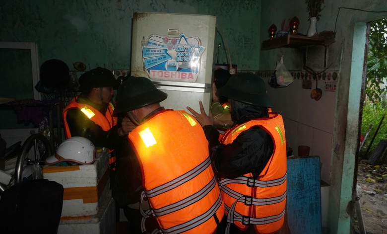 Mưa lớn g&acirc;y ngập nặng, Đ&agrave; Nẵng sơ t&aacute;n d&acirc;n ở rốn lũ