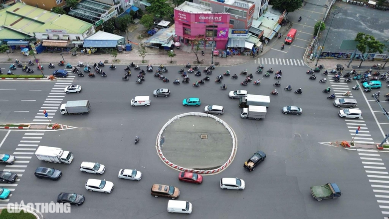 V&igrave; sao TP.HCM dỡ v&ograve;ng xuyến tr&ecirc;n đại lộ đẹp nhất nội đ&ocirc;?- Ảnh 1.