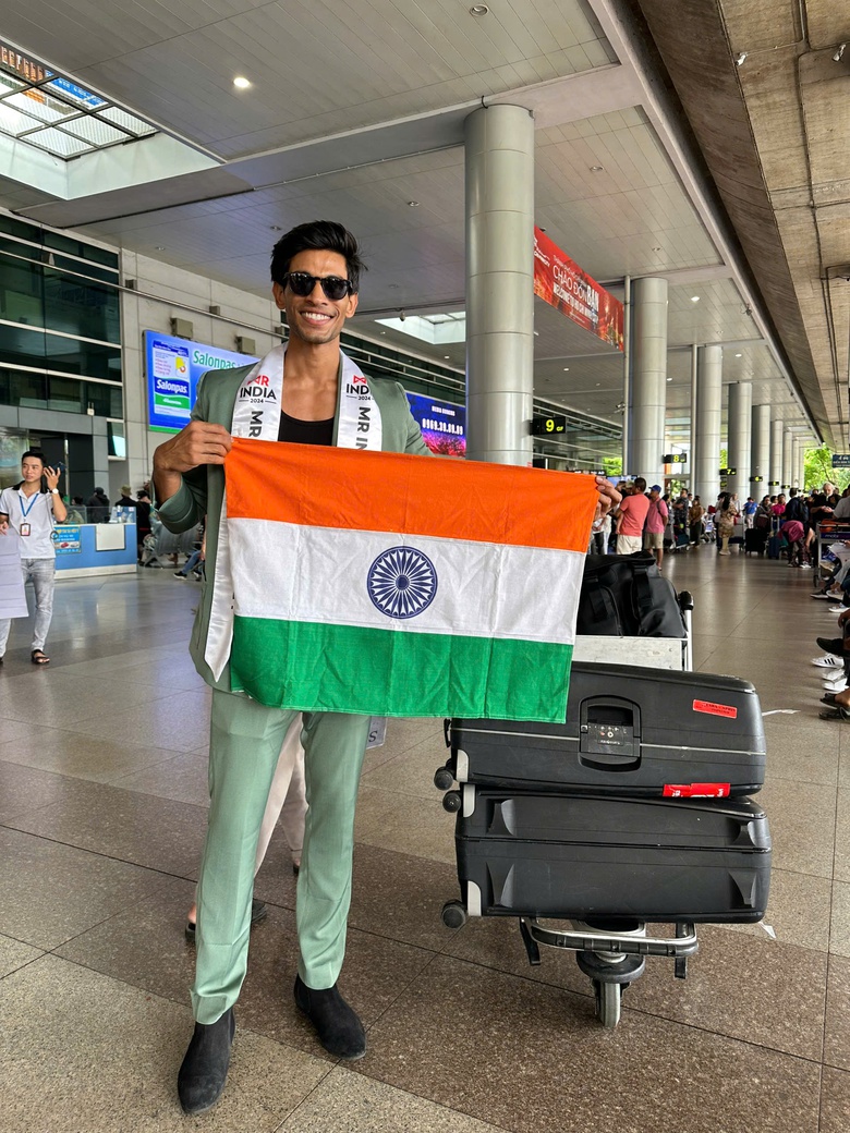 D&agrave;n nam vương điển trai đổ bộ về s&acirc;n bay T&acirc;n Sơn Nhất dự thi Mr World 2024- Ảnh 7.