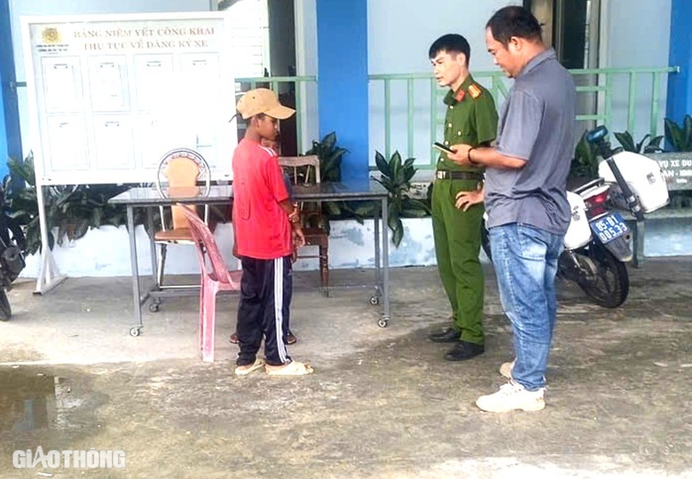 "Mắt thần" ph&aacute;t hiện nhiều trường hợp n&eacute;m đ&aacute; xuống cao tốc Cam L&acirc;m - Vĩnh Hảo- Ảnh 3.