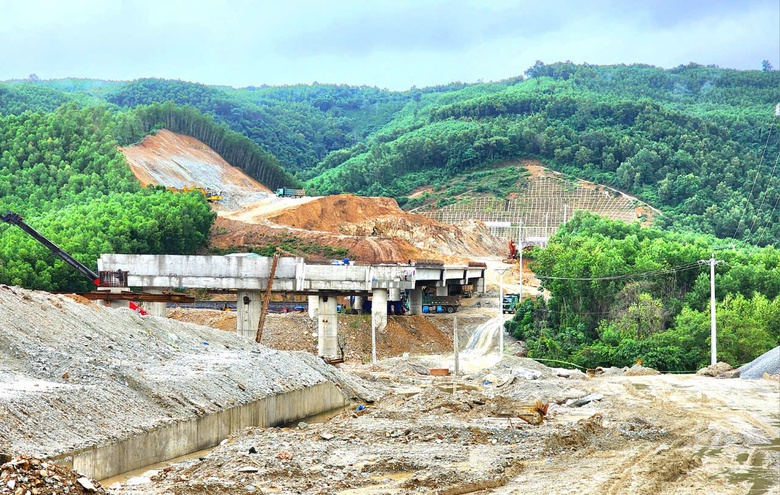 Cận cảnh đ&agrave;o n&uacute;i khoan hầm d&agrave;i nhất cao tốc Bắc - Nam- Ảnh 14.