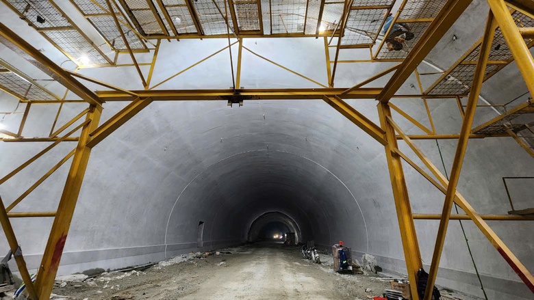 Cận cảnh đ&agrave;o n&uacute;i khoan hầm d&agrave;i nhất cao tốc Bắc - Nam- Ảnh 8.
