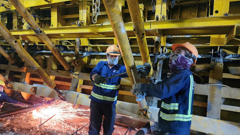 Cận cảnh đ&agrave;o n&uacute;i khoan hầm d&agrave;i nhất cao tốc Bắc - Nam- Ảnh 15.