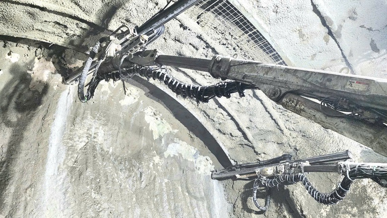 Cận cảnh đ&agrave;o n&uacute;i khoan hầm d&agrave;i nhất cao tốc Bắc - Nam- Ảnh 1.