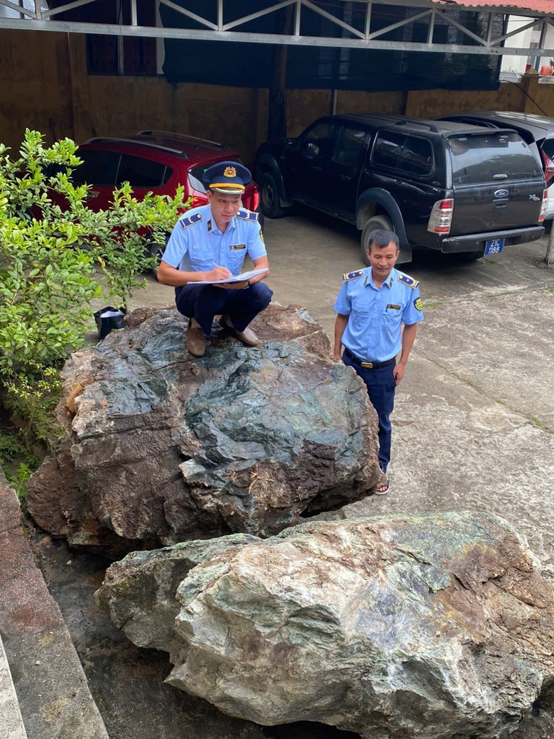 Thu giữ 9,6 tấn đá cảnh Suối Giàng đang vận chuyển đi tiêu thụ- Ảnh 1. Thu giữ 9,6 tấn đá cảnh Suối Giàng đang vận chuyển đi tiêu thụ- Ảnh 1.