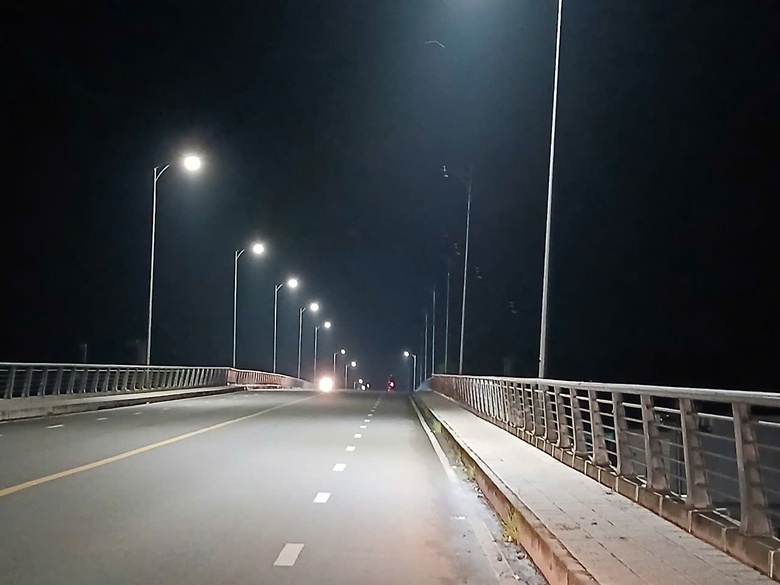 Cần Thơ: Nhiều đ&egrave;n chiếu s&aacute;ng tr&ecirc;n cầu V&agrave;m X&aacute;ng chỉ c&ograve;n trụ- Ảnh 3.