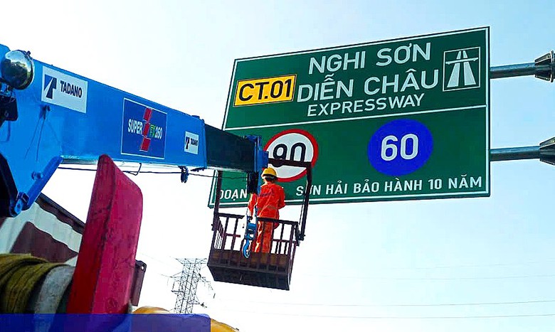 X&oacute;a d&ograve;ng chữ "Đoạn đường Sơn Hải bảo h&agrave;nh 10 năm" tr&ecirc;n cao tốc l&agrave; đ&uacute;ng quy định- Ảnh 1.