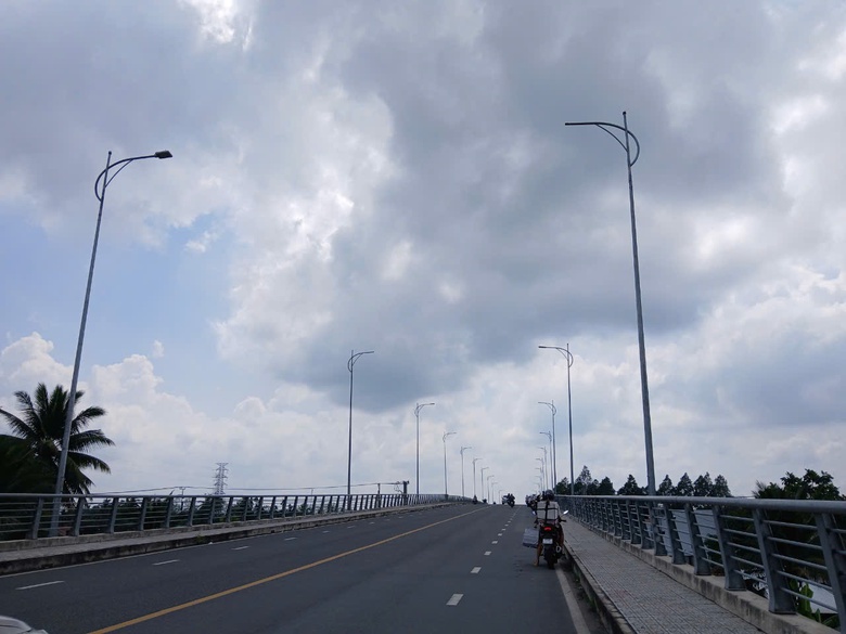 Cần Thơ: Nhiều đ&egrave;n chiếu s&aacute;ng tr&ecirc;n cầu V&agrave;m X&aacute;ng chỉ c&ograve;n trụ- Ảnh 1.