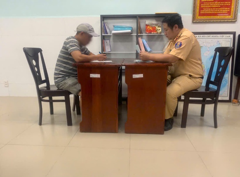 Phạt tiền, tước bằng l&aacute;i với t&agrave;i xế xe ben leo dải ph&acirc;n c&aacute;ch để qua đường- Ảnh 1.