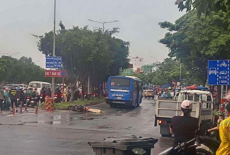 Hiện trường vụ tai nạn giữa xe buýt và xe máy khiến một người tử vong. Hiện trường vụ tai nạn giữa xe buýt và xe máy khiến một người tử vong.