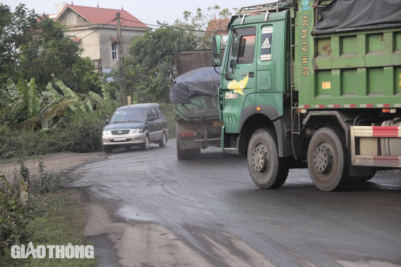 Người d&acirc;n khốn khổ v&igrave; xe tải nặng chạy qua khu d&acirc;n cư ở Th&aacute;i Nguy&ecirc;n- Ảnh 2.