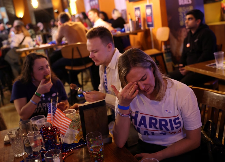 Những cảm x&uacute;c lẫn lộn khi &ocirc;ng Trump đ&aacute;nh bại b&agrave; Harris- Ảnh 8.