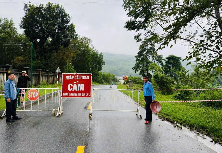 Mưa lớn g&acirc;y sạt lở n&uacute;i, giao th&ocirc;ng qua QL24C tắc nghẽn- Ảnh 2.