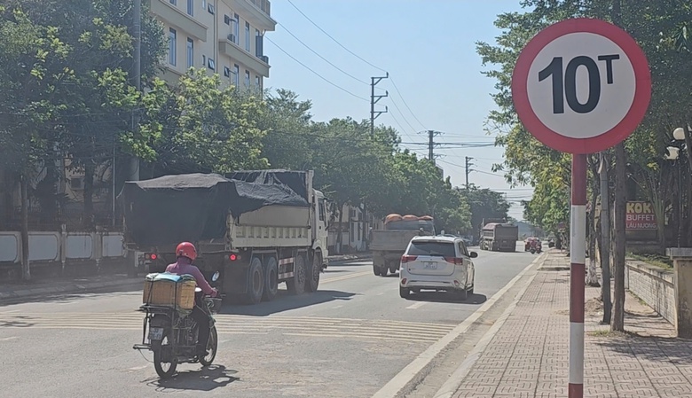 Xe tải trọng lớn phớt lờ biển b&aacute;o, chạy rầm rập qua khu d&acirc;n cư- Ảnh 1.