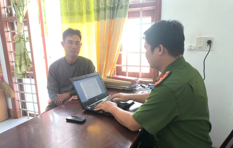 Vụ hai nạn nh&acirc;n tử vong khi tr&uacute; mưa: Tạm giữ h&igrave;nh sự l&aacute;i m&aacute;y c&agrave;y- Ảnh 1.