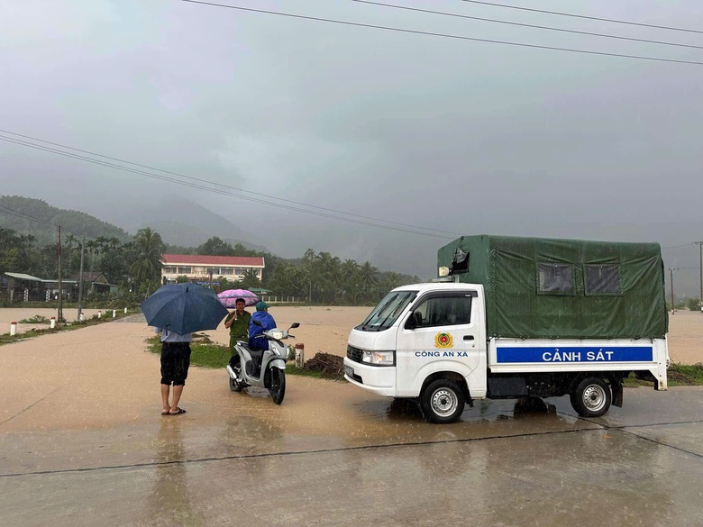 Mưa lớn g&acirc;y ngập, sạt lở ở miền n&uacute;i tỉnh B&igrave;nh Định, giao th&ocirc;ng chia cắt- Ảnh 1.