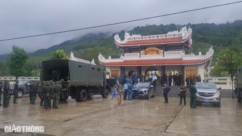 Rơi m&aacute;y bay qu&acirc;n sự ở B&igrave;nh Định: Khoanh v&ugrave;ng t&igrave;m kiếm phi c&ocirc;ng trong đ&ecirc;m tối- Ảnh 6.