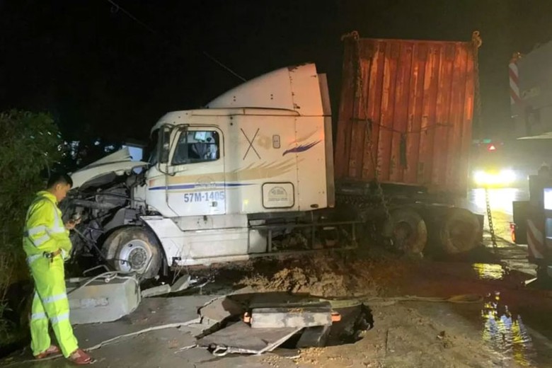 Xe container BKS 57M - 1405 tại hiện trường vụ tai nạn. Xe container BKS 57M - 1405 tại hiện trường vụ tai nạn.