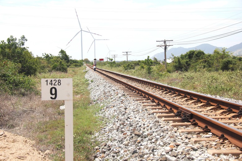 CSGT Ninh Thuận xử phạt hàng chục xe máy vi phạm ở vị trí giao cắt đường sắt- Ảnh 1. CSGT Ninh Thuận xử phạt hàng chục xe máy vi phạm ở vị trí giao cắt đường sắt- Ảnh 1.