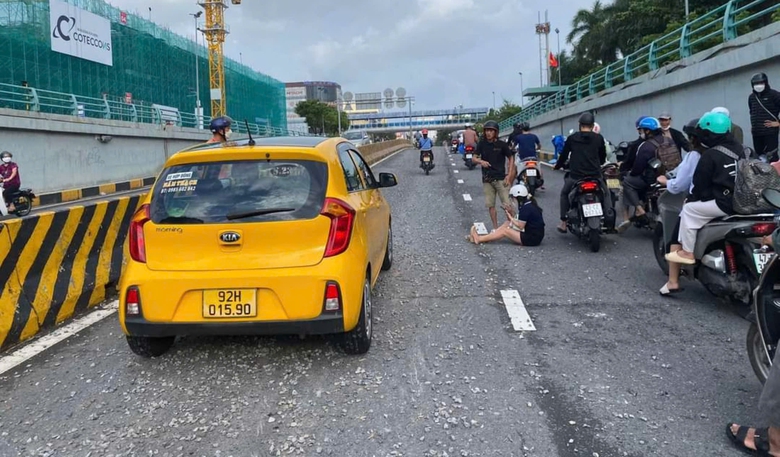 Lập bi&ecirc;n bản t&agrave;i xế xe ben rải đ&aacute; cấp phối xuống hầm chui Điện Bi&ecirc;n Phủ- Ảnh 1.