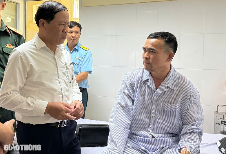 Vụ rơi máy bay quân sự ở Bình Định: Phi công treo trên cây hơn 10 phút- Ảnh 1. Vụ rơi máy bay quân sự ở Bình Định: Phi công treo trên cây hơn 10 phút- Ảnh 1.